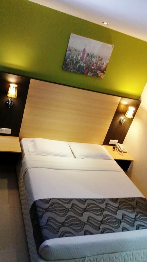 Oyo 786 The Citilite Hotel Куантан Екстериор снимка